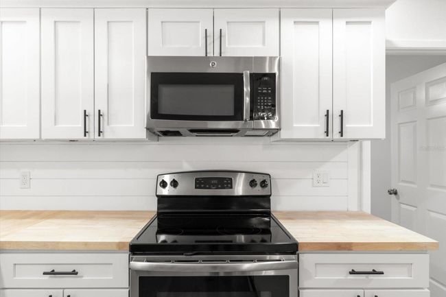 Microwave over Electric Range | Image 22