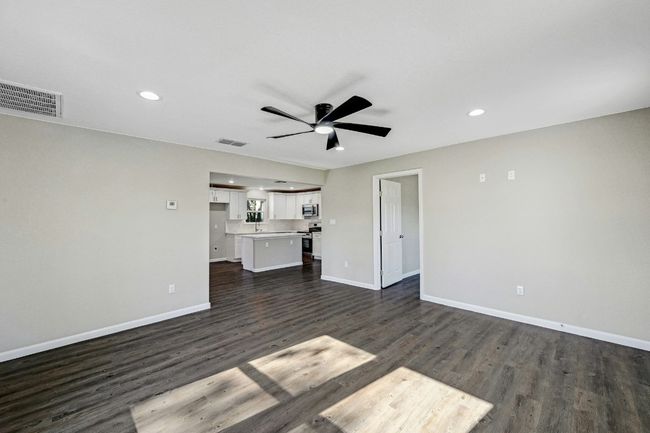 212 S Walnut Ave, House other with 3 bedrooms, 2 bathrooms and 2 parking in Luling TX | Image 8