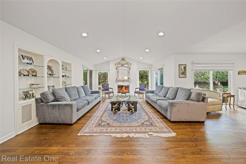 3932 Maple Hill St E, West Bloomfield, MI, 48323-1741 | Card Image