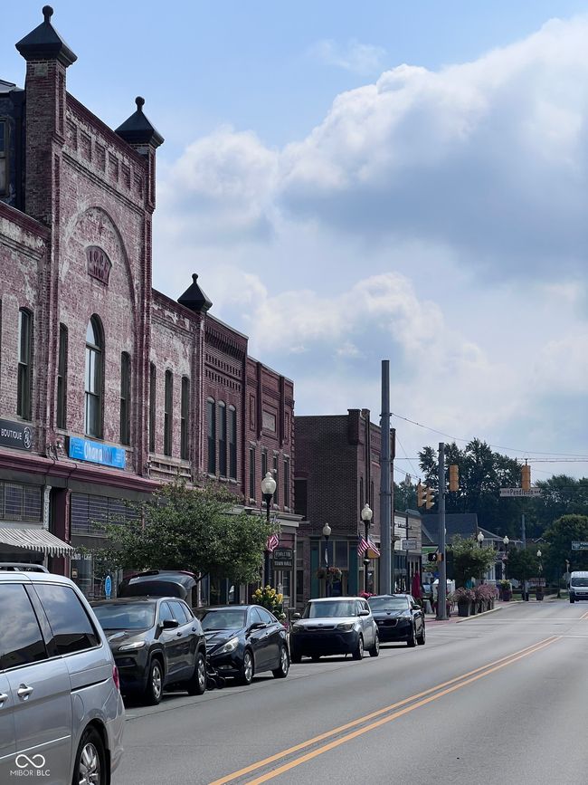 Adorable downtown area filled with shopping and restaurants. | Image 13