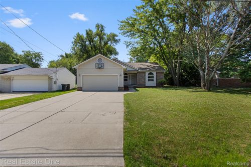 2930 Wisconsin Rd, Troy, MI, 48083-6126 | Card Image