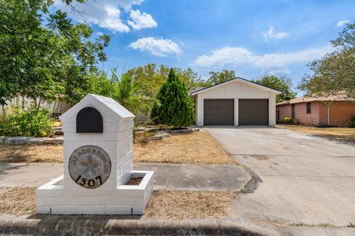 1307 Meadgreen Dr, Austin, TX, 78758-4714 | Card Image
