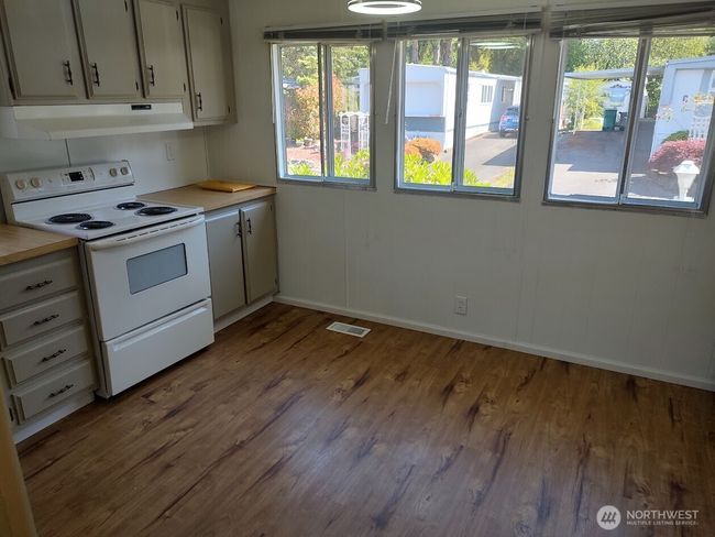 Big eat-in kitchen | Image 23