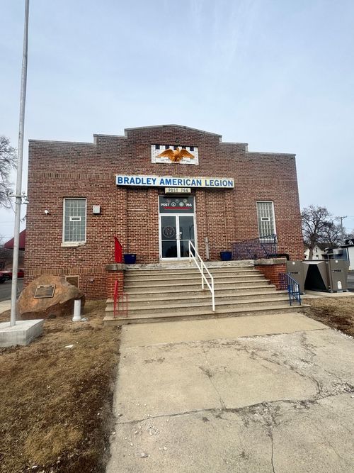 835 W Broadway St, Bradley, IL, 60915-2002 | Card Image