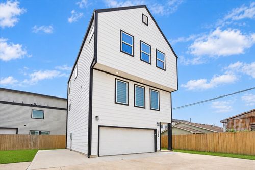 a-104 E 44th St, Houston, TX, 77018-5719 | Card Image