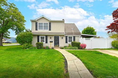 17 Ring Ln, Levittown, NY, 11756-2622 | Card Image