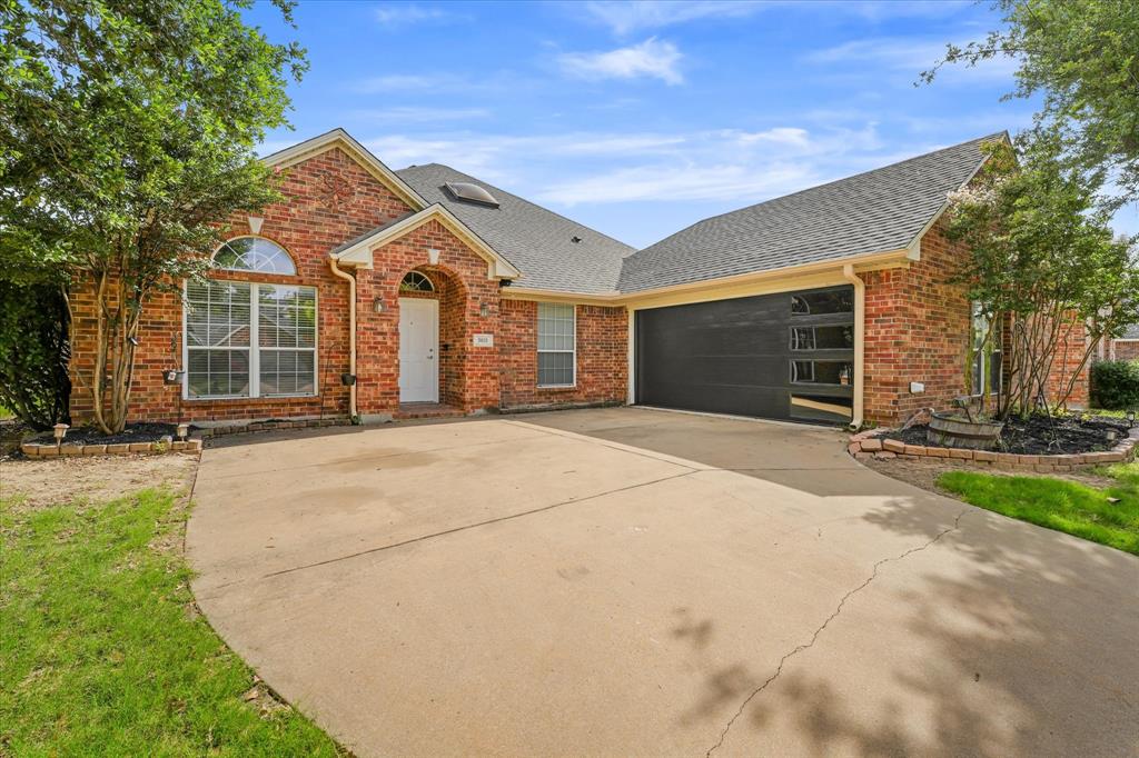 Lorenzo Dr, Grand Prairie, TX 75052