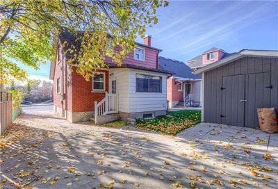 336 Weber St W, Home with 4 bedrooms, 2 bathrooms and 4 parking in Kitchener ON | Image 3