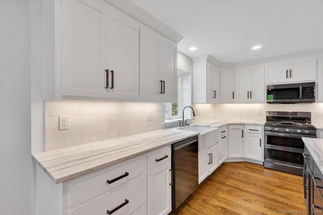 183 Bailey St, House other with 3 bedrooms, 3 bathrooms and 8 parking in Glastonbury CT | Image 7