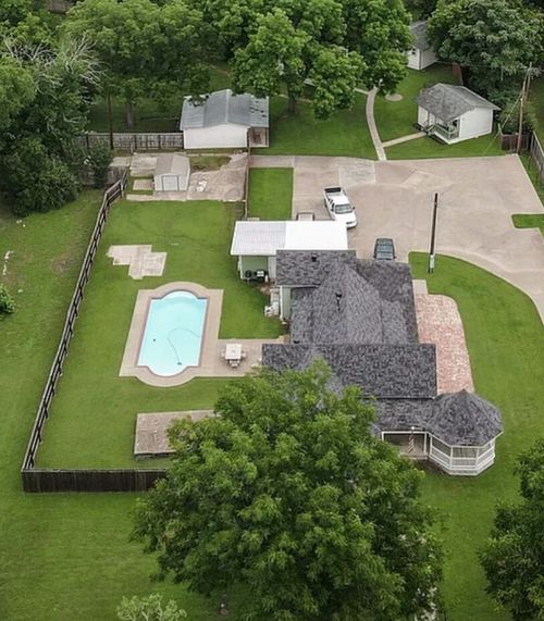 512 N Travis St, Granbury, TX, 76048-2157 | Card Image