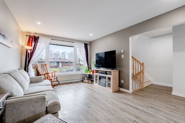 718 Glengarry Blvd, House attached with 3 bedrooms, 2 bathrooms and 2 parking in Cornwall ON | Image 4