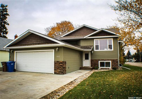 302 Higgins Ave W, Melfort, SK, S0E0B7 | Card Image