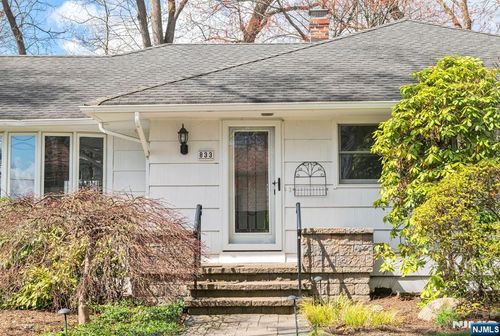 833 Koman Dr, Paramus, NJ, 07652-3819 | Card Image