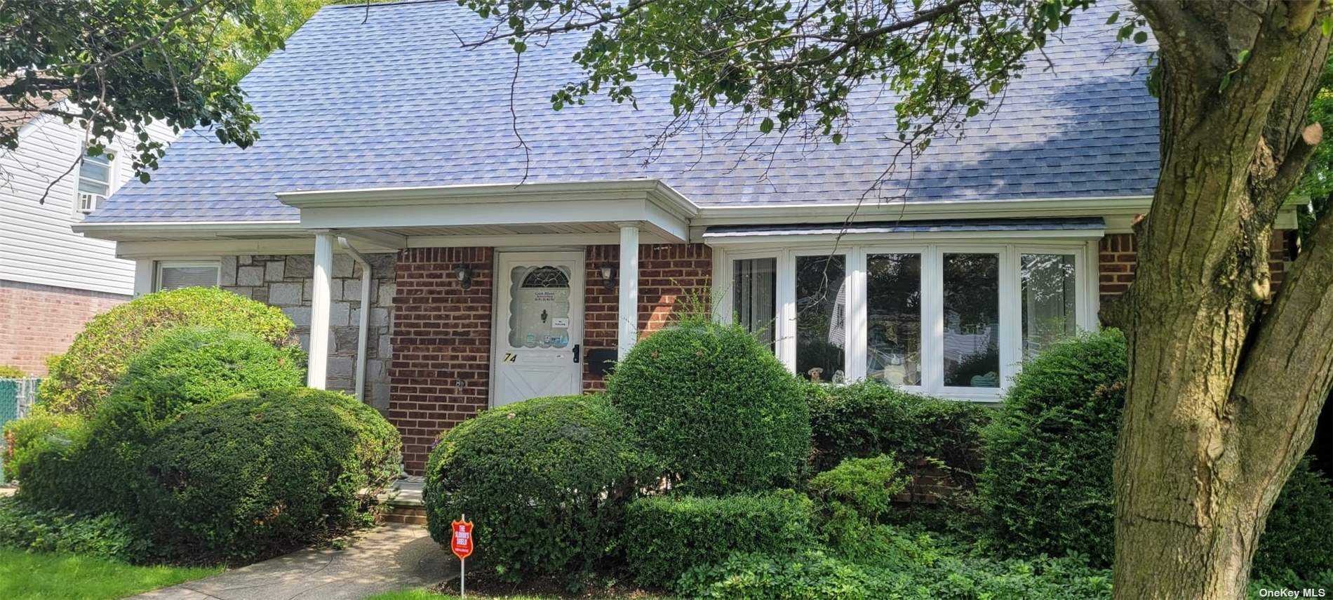 Devonshire Dr, New Hyde Park, NY 11040