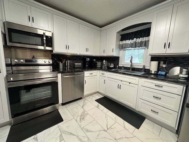 625 Robin St, House other with 3 bedrooms, 3 bathrooms and 2 parking in Bluefield VA | Image 7