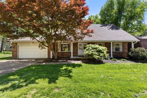 15574 Highcroft Dr, Chesterfield, MO, 63017-4927 | Card Image