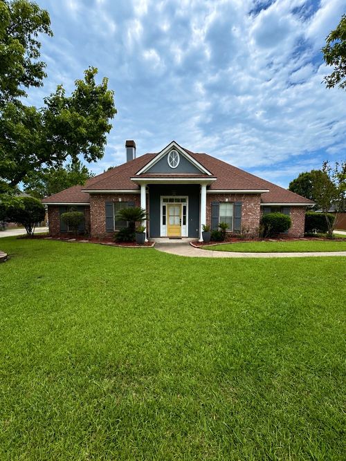 1812 Bayou Bend Dr, Bossier City, LA, 71111-5147 | Card Image
