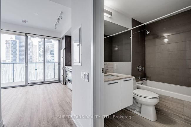 2413 - 50 Charles St E, Condo with 0 bedrooms, 1 bathrooms and null parking in Toronto ON | Image 7
