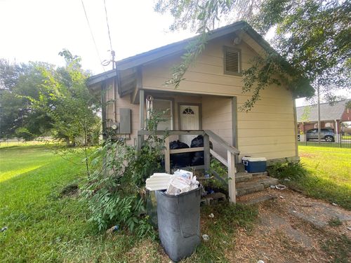 8926 Courtney Dr, Highlands, TX, 77562-3202 | Card Image