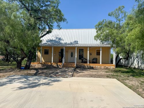 556 Fairway Cir, Brackettville, TX, 78832-5357 | Card Image