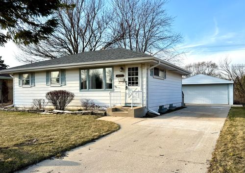 8830 W Acacia St, Milwaukee, WI, 53224 | Card Image