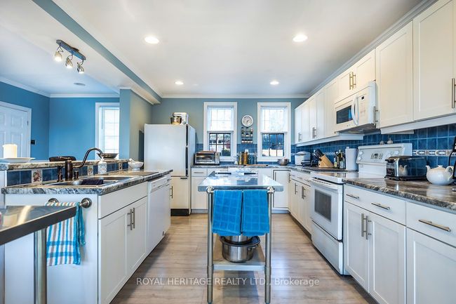 64 Cedar Grove Dr, House other with 3 bedrooms, 2 bathrooms and 5 parking in Caesarea ON | Image 4