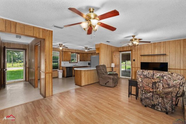 711 Comer St, House other with 3 bedrooms, 2 bathrooms and null parking in Carthage TX | Image 4