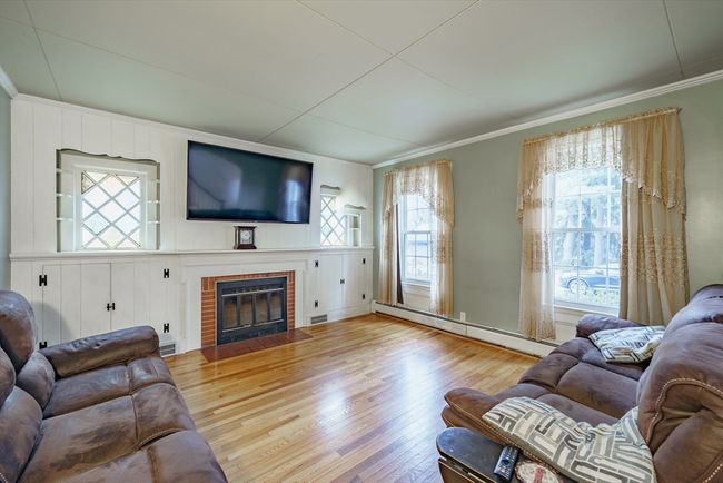 8 Wright St, House other with 4 bedrooms, 2 bathrooms and 2 parking in Easthampton MA | Image 5