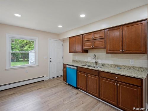 24034 Meadowlark St, Oak Park, MI, 48237-2277 | Card Image