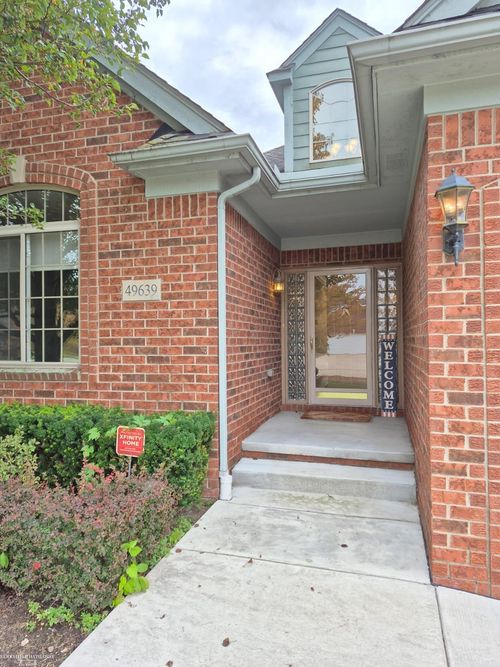 49639 Cranberry Creek Dr, Macomb, MI, 48042-4641 | Card Image