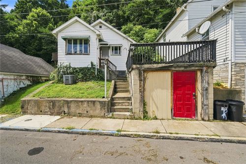 224 Quay St, East Vandergrift, PA, 15629-1033 | Card Image