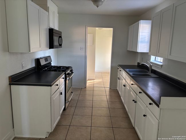 401 W Lindbergh Blvd, House other with 4 bedrooms, 1 bathrooms and null parking in Universal City TX | Image 8