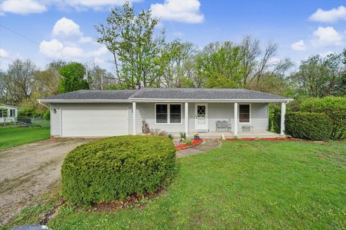 105 S Meadowhill Lane, Mahomet, IL, 61853 | Card Image