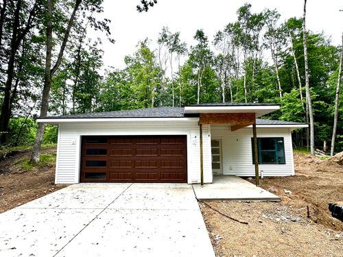 11300 Apache Wells Ct, Canadian Lakes, MI, 49346 | Card Image