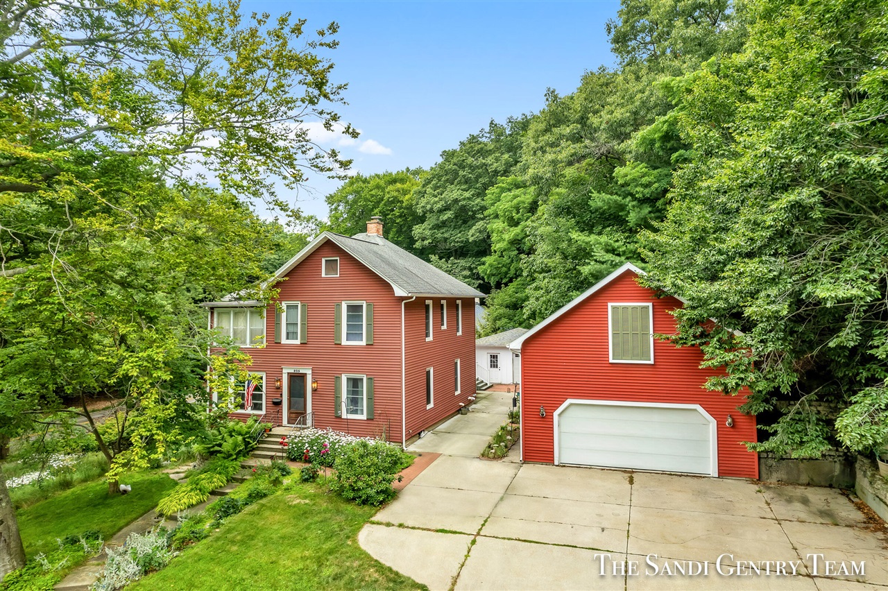 Lake Ave, Grand Haven, MI 49417