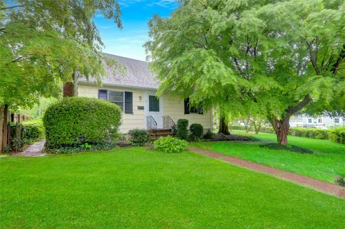 30 Inwood Rd, Glen Cove, NY, 11542-1511 | Card Image