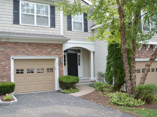 28-28 Goodwin Cir, Hartford, CT, 06105-5207 | Card Image