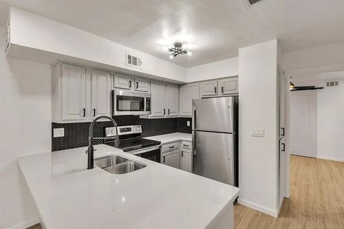 f207-11550 N May Ave, Oklahoma City, OK, 73120-5854 | Card Image