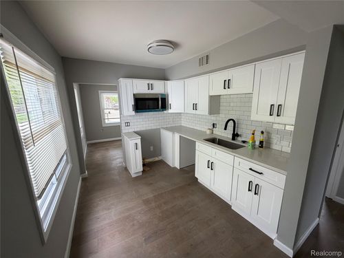 21631 Colgate St, Farmington Hills, MI, 48336-5611 | Card Image