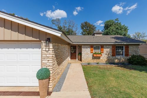 142 Lake Shore Dr, Horseshoe Bay, TX, 78657-7126 | Card Image