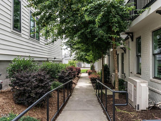 033-1280x960-walkway | Image 33