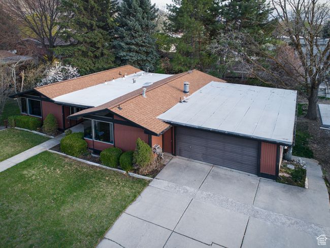 View of front facade featuring a front yard, driveway, and an attached garage | Image 27