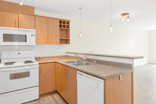 213 - 3148 St Johns St, Condo with 2 bedrooms, 2 bathrooms and 2 parking in Port Moody BC | Image 8