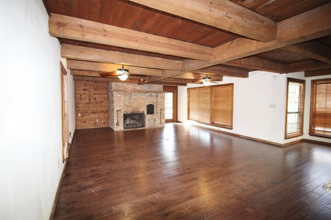 Large room. Lots of windows for natural light | Image 4