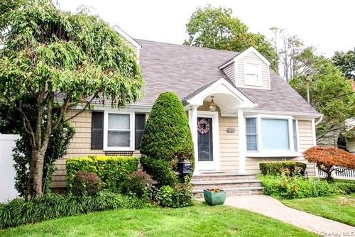 311 Maple Ave, East Meadow, NY, 11554-2856 | Card Image