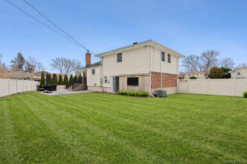 23 Cynthia Ln, East Islip, NY, 11730-2827 | Card Image