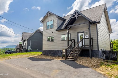 2053 Eagle Feather Dr, Sevierville, TN, 37876-0687 | Card Image