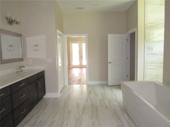 ensuite primary bathroom | Image 29