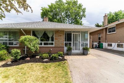 2464 Padstow Cres, Home with 3 bedrooms, 2 bathrooms and 3 parking in Mississauga ON | Image 1