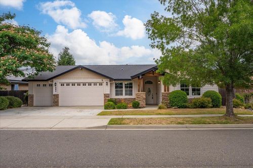 592 Mill Valley Pkwy, Redding, CA, 96003-5233 | Card Image